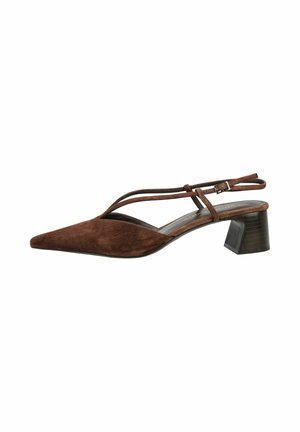 Bruine suède slingback schoen met puntige neus, dubbele dunne riempjes, verstelbare gesp en blokhak.