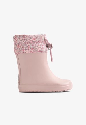 Botte de pluie en caoutchouc rose avec un motif floral en tissu au niveau du col, équipée d'un cordon de serrage pour un ajustement personnalisé et d'une semelle texturée pour une meilleure adhérence.