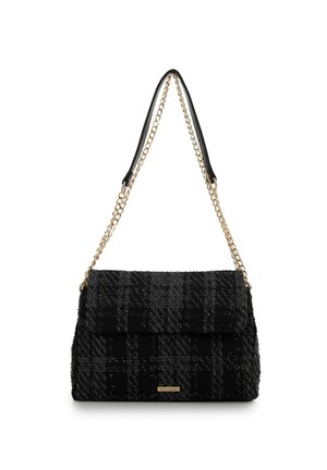 Bolso tejido en negro y gris con un patrón de cuadros; cuenta con una cadena y correa de cuero, tapa plegable y acento con logo dorado.