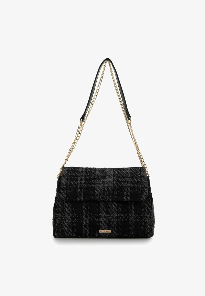 Bolso tejido en negro y gris con un patrón de cuadros; cuenta con una cadena y correa de cuero, tapa plegable y acento con logo dorado.