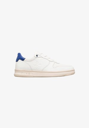 Witte leren sneaker met een blauwe hielaccent. Bevat geperforeerde details, platte veters en een beige rubberen zool met textuur voor grip.