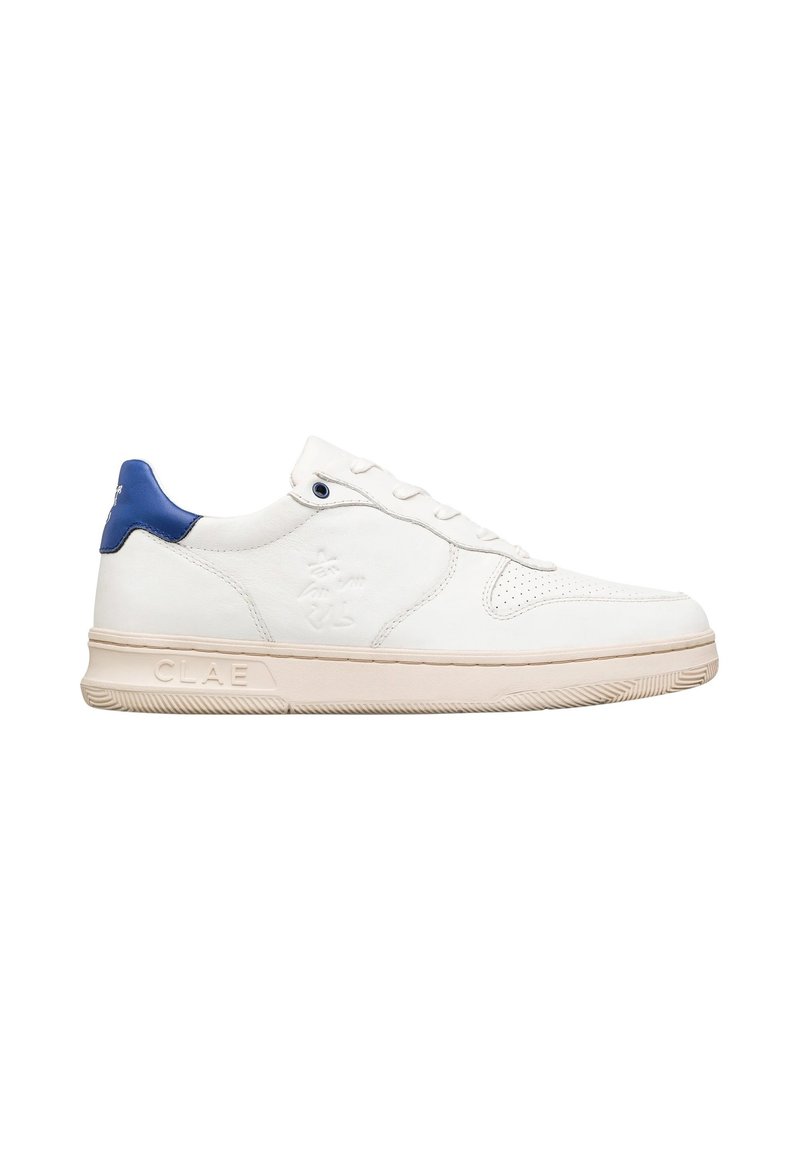 Sneaker in pelle bianca con un accento blu sul tallone. Presenta dettagli perforati, lacci piatti e una suola in gomma beige con grip testurizzato.