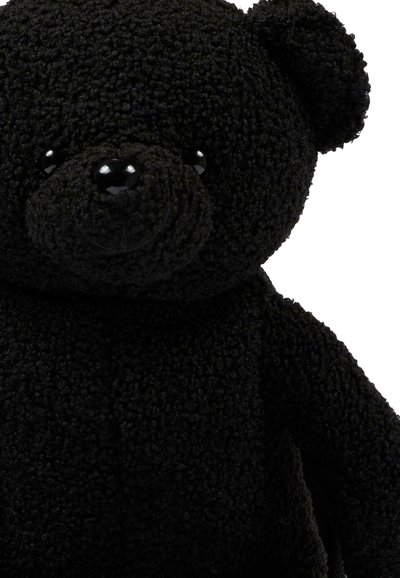 Czarny miś teddy wykonany z materiału z teksturowym pluszem, z okrągłą głową, małymi uszami, oczami z koralików i wyszywanym nosem.
