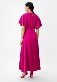 comma MIT DRAPIERUNG UND BEINSCHLITZ - Robe longue - fuchsia
