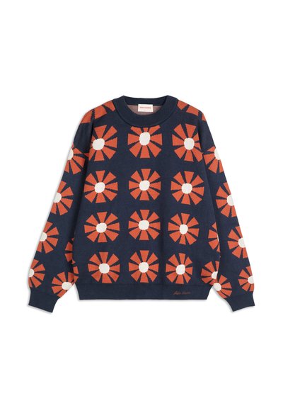 Mörkblå tröja med långa ärmar, med ett orange och vitt geometriskt blommönster jämnt utspritt över tyget.