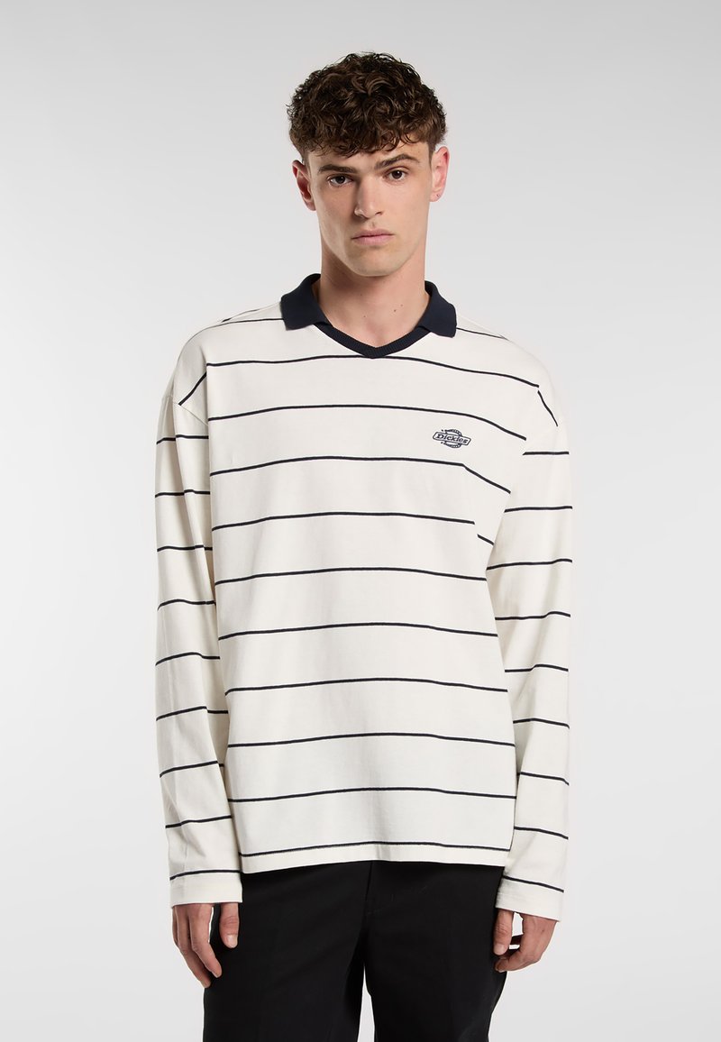Langærmet polo skjorte i off-white med marineblå striber og marineblå krave. Har et lille logo på venstre bryst. Materiale i bomuld.
