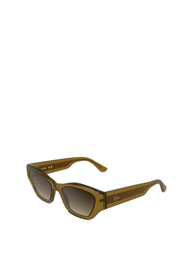 Lunettes de soleil en plastique marron avec une forme géométrique œil-de-chat, des verres dégradés et des accents texturés sur les côtés. Présentent un logo sur la branche.