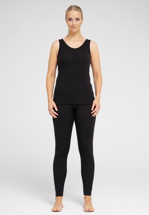 Sort tanktop og leggings lavet af et blødt, strækbart materiale. Tanktoppen har en rund hals, og leggingsene har en tætsiddende pasform.