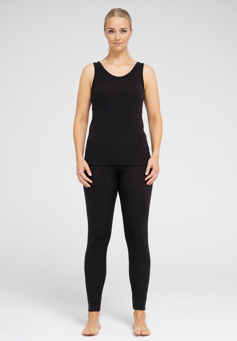 Sort tanktop og leggings lavet af et blødt, strækbart materiale. Tanktoppen har en rund hals, og leggingsene har en tætsiddende pasform.