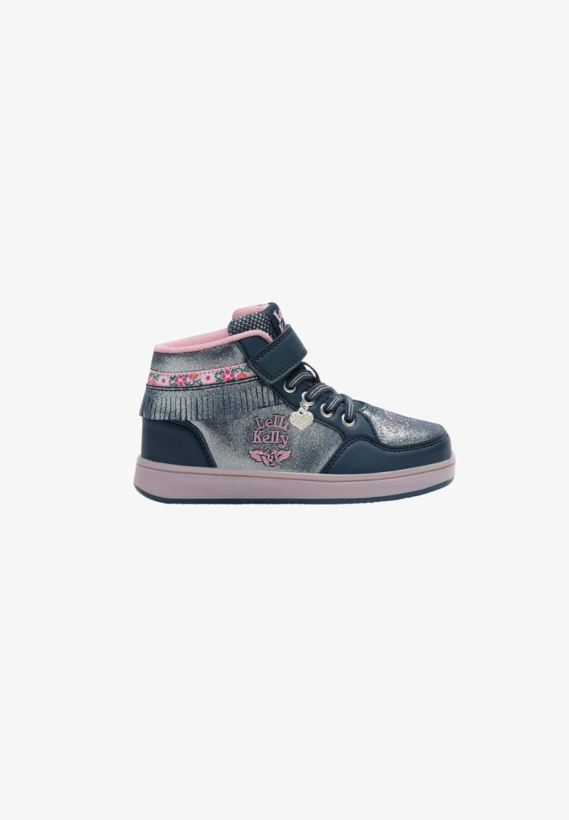 Sneaker alta di colore blu navy e rosa con finitura glitterata, dettagli floreali, cinturino in Velcro e charm a forma di cuore sul lato.