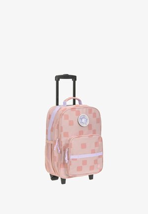 Sac à dos à roulettes en tissu rose avec un motif carré, deux compartiments zippés, une poche frontale en filet et une poignée rétractable.