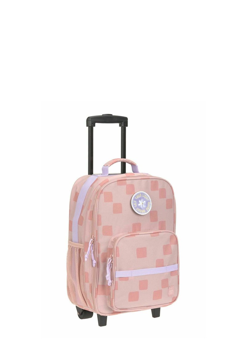 Sac à dos à roulettes en tissu rose avec un motif carré, deux compartiments zippés, une poche frontale en filet et une poignée rétractable.