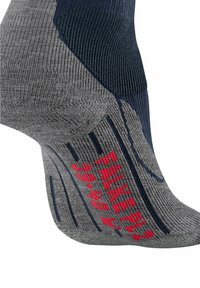Skarpety w odcieniach szaro-nawiwskich z teksturowanym materiałem, wyściełanym piętą oraz szczegółami w kolorze czerwonym. Zawierają gumowe elementy zapewniające przyczepność na podeszwie.
