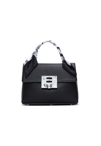 Bolso de cuero negro con un cierre metálico plateado, tachuelas en forma de pirámide y un asa trenzada que lleva un accesorio de bufanda con un patrón en blanco y negro.