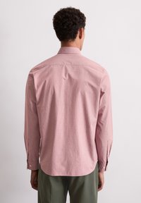 Rood-wit geruit overhemde met lange mouwen, met een button-down kraag en barrel cuffs. De stof lijkt licht en glad te zijn.