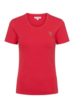 Punainen ribbineulottu T-paita, jossa on pyöreä pääntie ja lyhyet hihat. Rinnan alueella pieni kirjailtu logo. Sileä pinta.