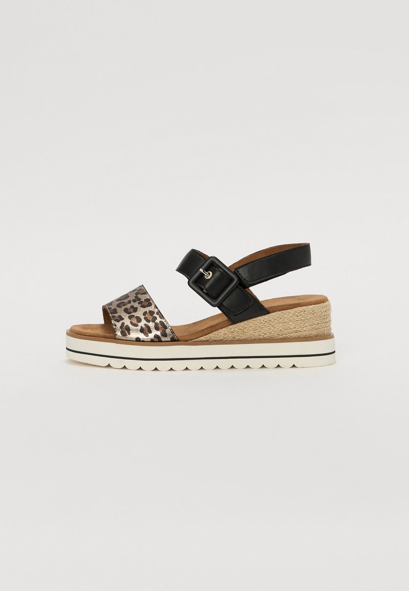 Sandales noires à imprimé léopard avec une large sangle et une boucle réglable, dotées d'une semelle en jute compensée et d'une semelle en caoutchouc avec un bord festonné.