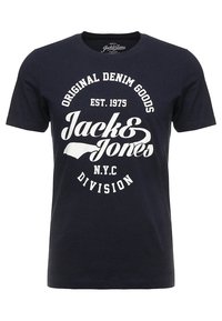 Camiseta de manga corta azul marino con el texto blanco "Original Denim Goods Est. 1975 Jack & Jones N.Y.C Division" impreso en el frente.