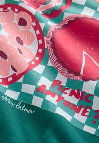 Farebná látka s piknikovým motívom, obsahuje červené a ružové jedlá na tyrkysovo-bielom kockovanom pozadí, text znie "PIKNIK NIEKTO?"