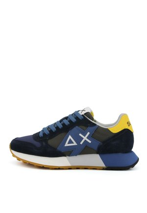 Sneaker blu navy e giallo con lacci blu, suola bianca, logo geometrico sul lato e suola esterna in gomma testurizzata per una maggiore aderenza.