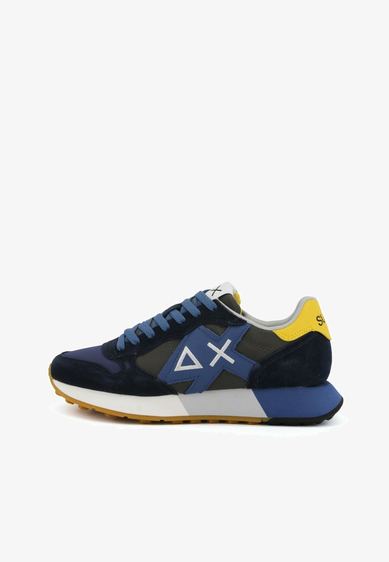 Sneaker blu navy e giallo con lacci blu, suola bianca, logo geometrico sul lato e suola esterna in gomma testurizzata per una maggiore aderenza.