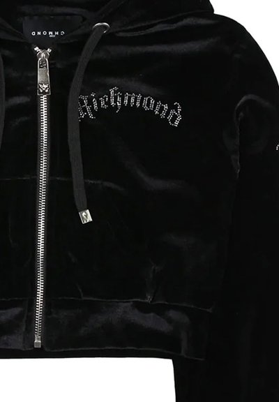 Cappuccio corto in velluto nero con chiusura a zip argentata, caratterizzato dalla parola "Richmond" in strass argentati sul petto.