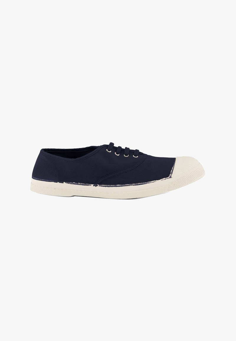 Baskets en toile bleu marine avec embout en caoutchouc blanc et semelle blanche, dotées de trois œillets et de lacets noirs, vues de profil.