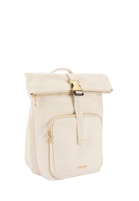 Beige vandtæt rygsæk med roll-top design, guldfarvede beslag og en frontlomme med lynlås. Har tekstureret stof og justerbare stropper.