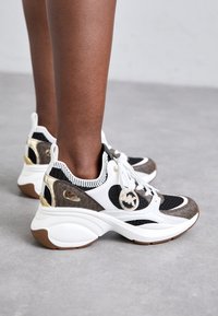 MICHAEL Michael Kors - ZUMA - Trainers - brown/white Thumbnail Image 1