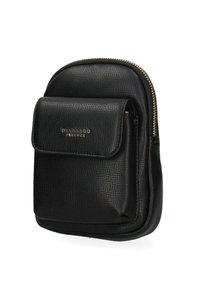 Zaino in pelle nera testurizzata con tasca frontale a pattina, zipper dorate e dettaglio del logo impresso. Compatto e di forma rettangolare.