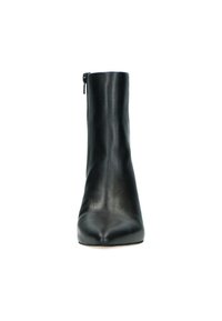Bottine en cuir noir avec un talon pointu, texture lisse et fermeture éclair sur le côté intérieur. Talon aiguille, design minimaliste.