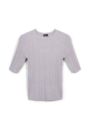 Top grigio chiaro a costine, scollatura rotonda, maniche a tre quarti, texture morbida, righe orizzontali regolari, etichetta visibile all'altezza della scollatura.