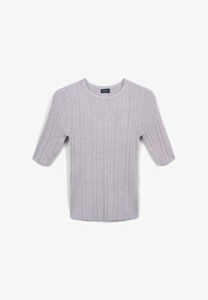 Top grigio chiaro a costine, scollatura rotonda, maniche a tre quarti, texture morbida, righe orizzontali regolari, etichetta visibile all'altezza della scollatura.