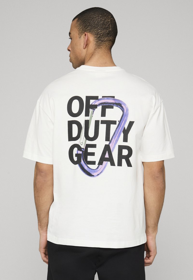 Weißes Baumwoll-T-Shirt mit dem Schriftzug "OFF DUTY GEAR" in fettgedruckten schwarzen Buchstaben und einer lila Karabiner-Grafik auf der Rückseite. Lässiges Passform-Design.