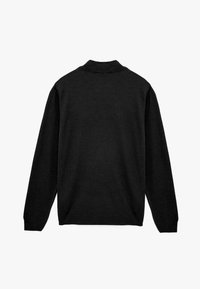 Czarny sweter z dzianiny, z długimi rękawami, ściągaczem przy kołnierzu i gładką teksturą. Widok z tyłu pokazuje stonowany design, bez widocznych logotypów czy wzorów.