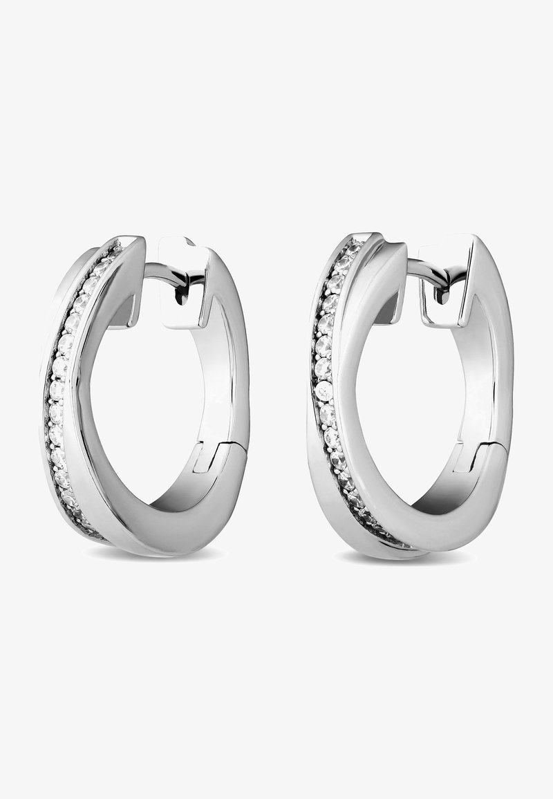 Silberne Creolen mit einer glatten, glänzenden Oberfläche und einer Reihe von kleinen, klaren Kristallen entlang einer Kante. Design mit Federmechanismus.