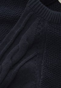 Marineblauer Strickpullover mit strukturierten Mustern, geripptem Ausschnitt und einem Zopfmuster an der Seite. Weiches, dickes Material.