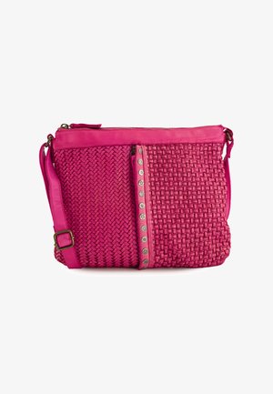 Geflochtene pinke Tasche mit einem glatten Leder-Oberteil und einer seitlichen Reißverschluss-Tasche. Schließt mit metallischen Knopf-Akzenten entlang des Reißverschlusses. Verstellbarer Schultergurt.