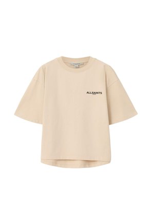 Beżowy, oversize'owy bawełniany t-shirt z krótkimi rękawami, z czarnym logo „ALLSAINTS” po lewej stronie na piersi. Gładka faktura.