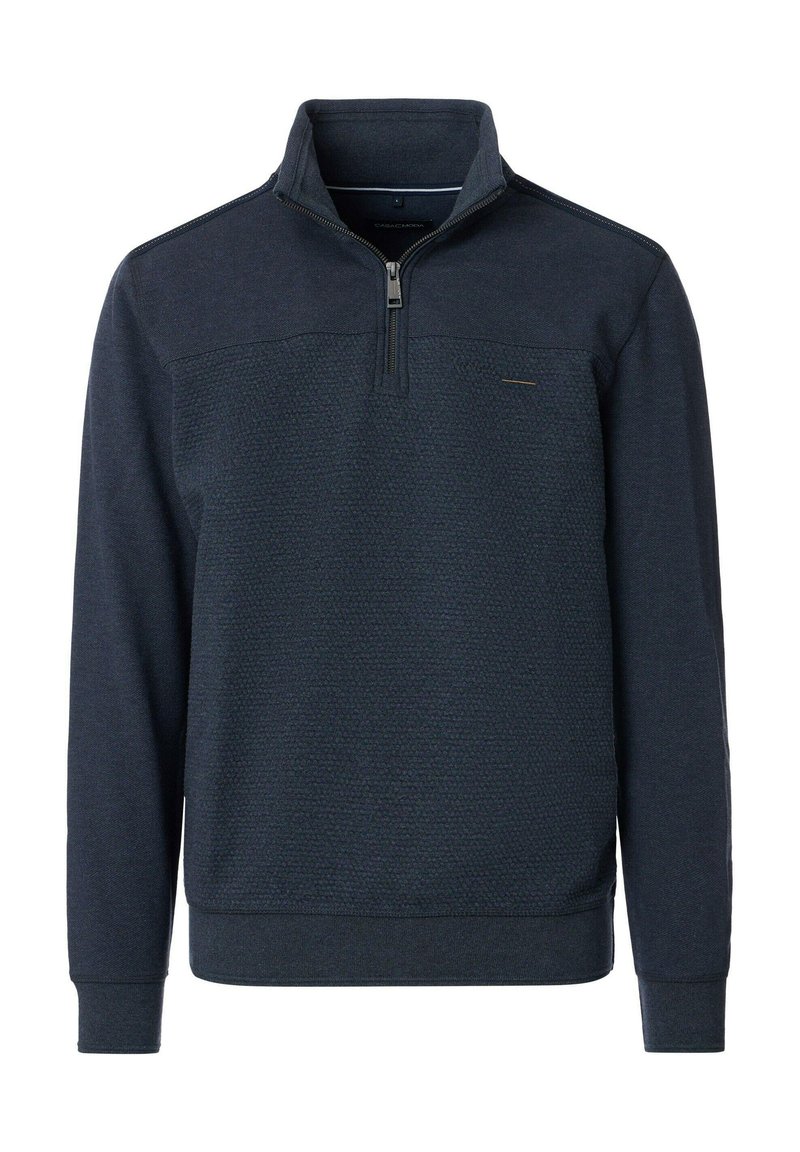 Marineblauwe quarter-zip sweater met een gestructureerd bovenpaneel, een effen ondergedeelte en ribgebreide manchetten en zoom. Bevat een klein merklogo op de borst.
