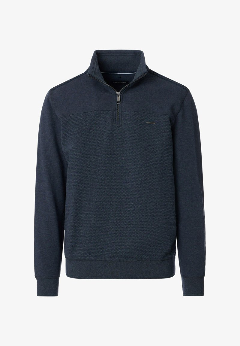 Marineblauwe quarter-zip sweater met een gestructureerd bovenpaneel, een effen ondergedeelte en ribgebreide manchetten en zoom. Bevat een klein merklogo op de borst.