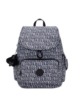Zaino con un motivo astratto bianco e nero, una tasca frontale con zip e un portachiavi a forma di scimmia in peluche attaccato al lato.
