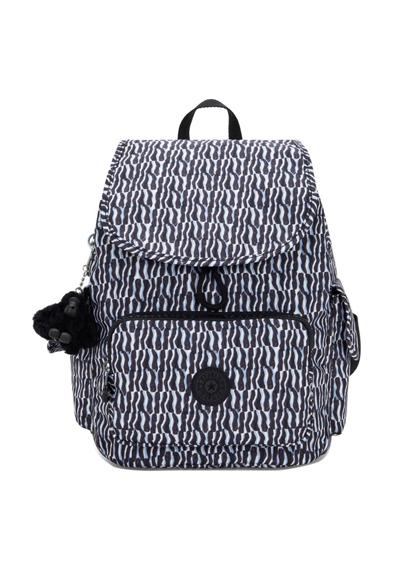 Mochila con un patrón abstracto en blanco y negro, un bolsillo frontal con cremallera y un llavero de un mono de peluche adjunto a un lado.