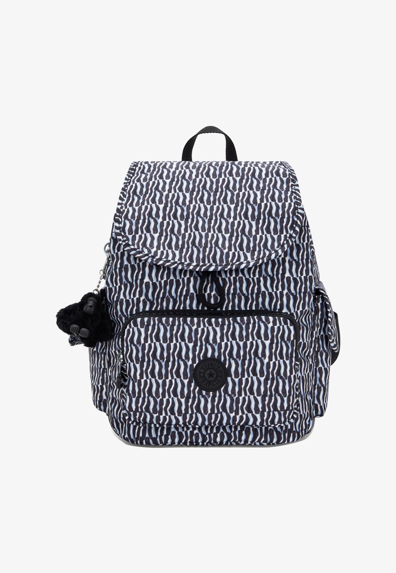 Mochila con un patrón abstracto en blanco y negro, un bolsillo frontal con cremallera y un llavero de un mono de peluche adjunto a un lado.