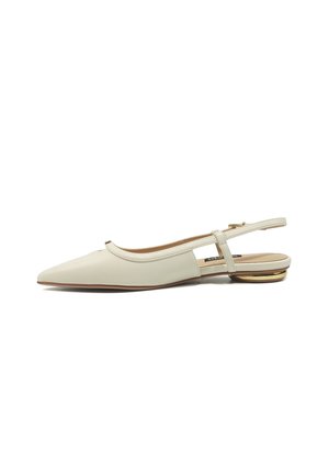 Zapato plano tipo slingback de punta puntiaguda color crema con una correa y un tacón bajo con detalles en dorado sobre un fondo blanco.