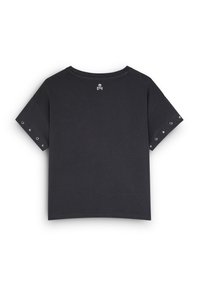 T-shirt noir court, à manches courtes avec des accents argentés et des détails en œillets, arborant un petit motif de crâne à l'arrière près du col.