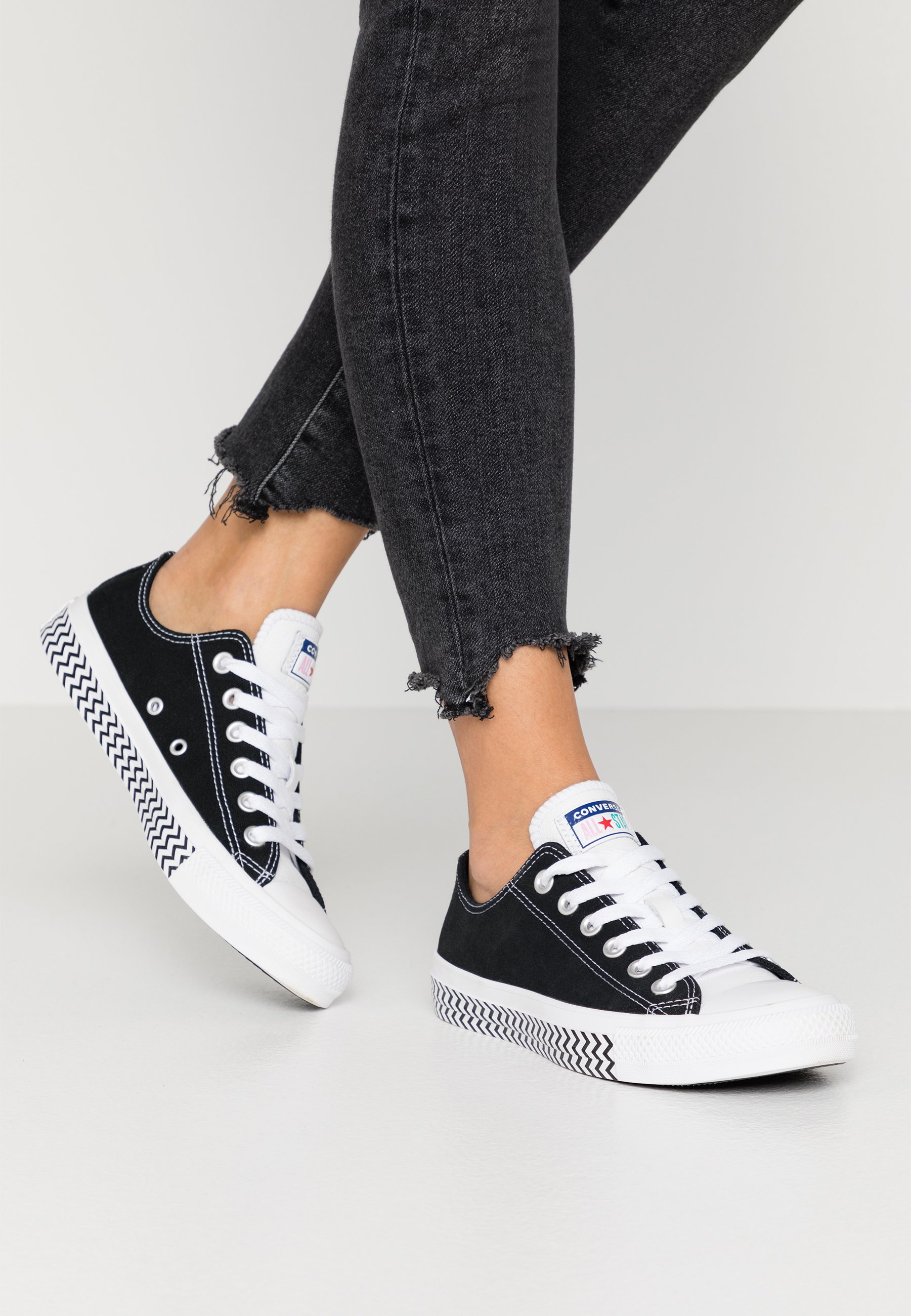 converse chucks black and white