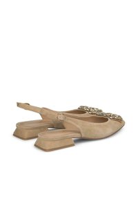 Scarpe slingback in suede beige con tacco basso a blocco, caratterizzate da una punta rotonda e dettagli decorativi sulla parte anteriore.