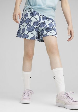 Pantalones cortos azul claros con un patrón floral en azul oscuro, combinados con calcetines blancos de caña corta y zapatillas rosas claras.