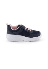 Granatowe buty sportowe z siateczkowatej tkaniny, biała podeszwa, różowe akcenty oraz zapięcie na rzep nad sznurowadłami dla pewnego dopasowania.